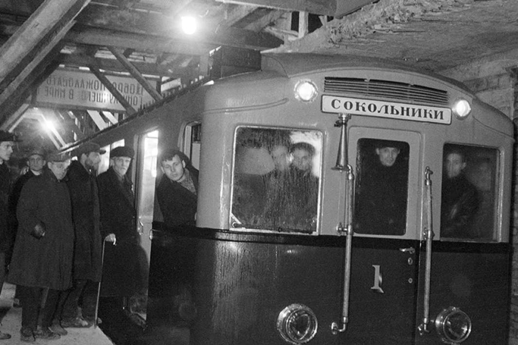 Первый испытательный поезд Московского метрополитена перед началом пробной поездки от станции «Комсомольская» до станции «Сокольники» опытного участка первой очереди Московского метрополитена. 1934 год