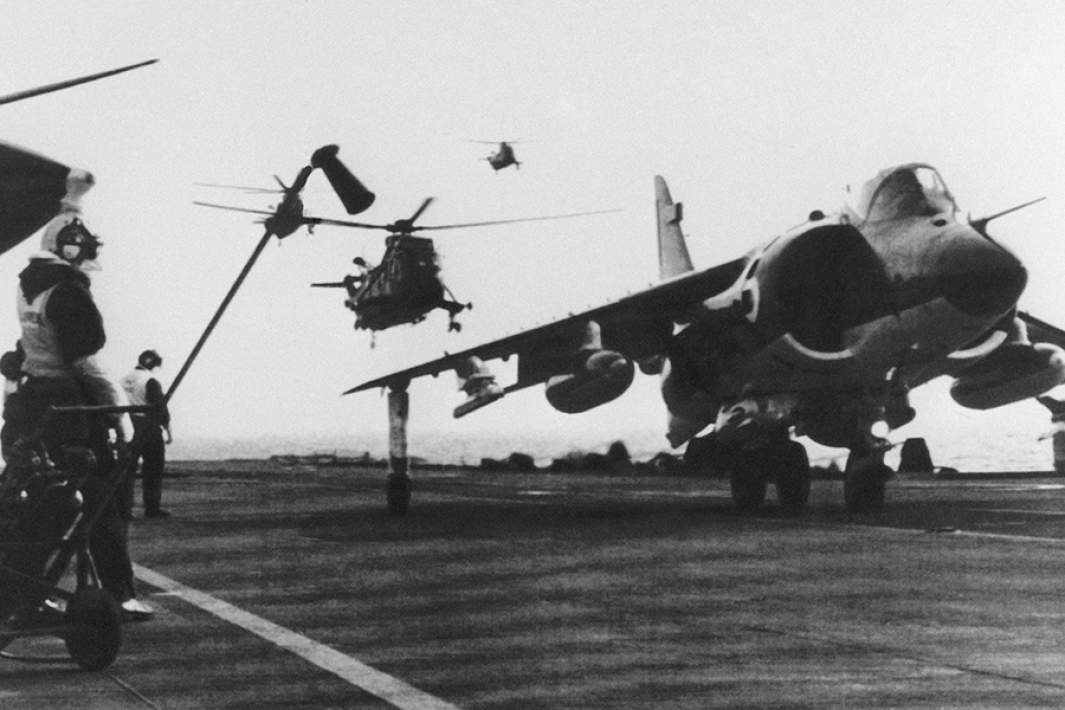 Британский авианосец «Гермес» направляется в зону конфликта. Май 1982 года