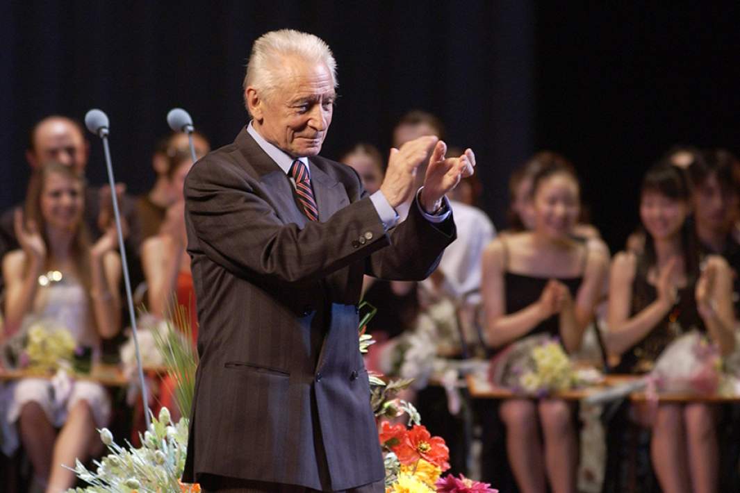 Председатель жюри Х-го Международного конкурса артистов балета и хореографов Юрий Григорович во время церемонии награждения лауреатов на сцене Большого театра. 2005 год