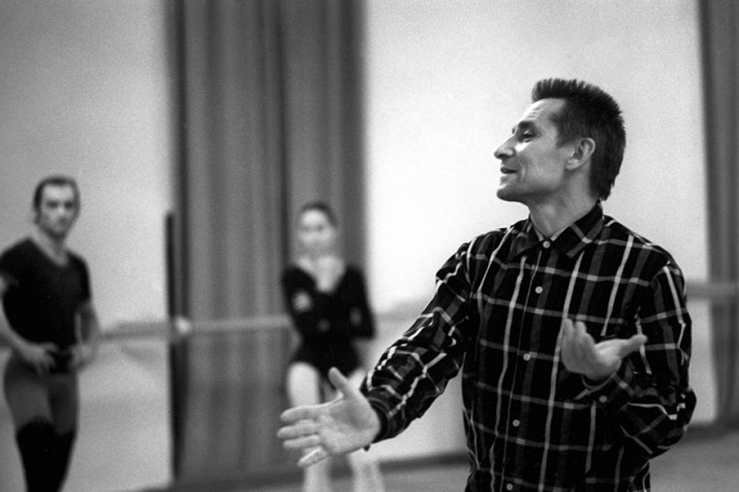 Народный артист СССР, главный балетмейстер Государственного академического Большого театра Союза ССР Юрий Николаевич Григорович во время репетиции балета Андрея Яковлевича Эшпая «Ангара». 1975 год