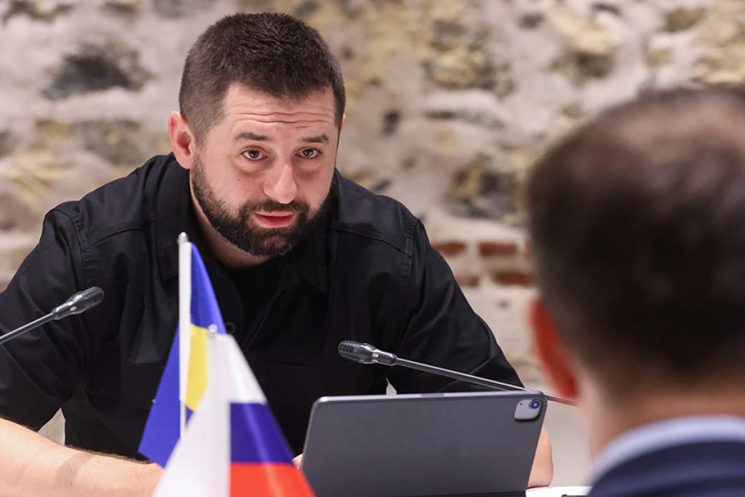 Руководитель фракции "Слуга народа" в Верховной раде Украины Давид Арахамия во время российско-украинских переговоров во дворце Долмабахче