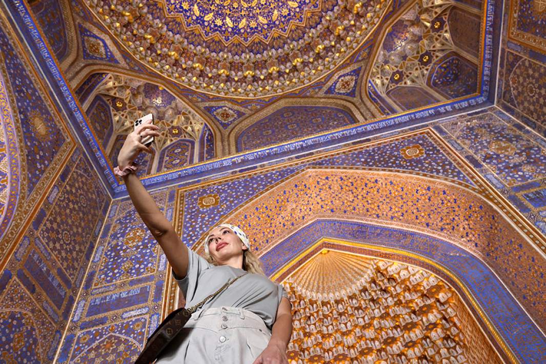 Туристы в медресе Тилля-Кари в Самарканде