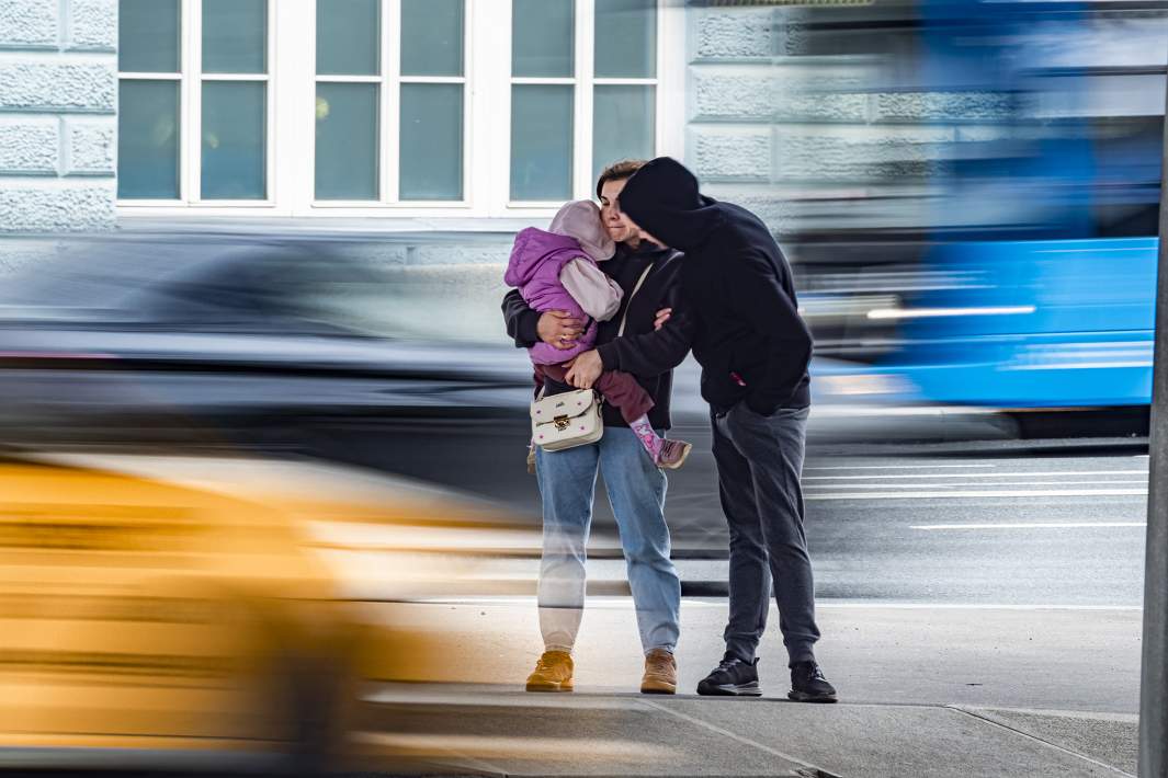 Люди на проезжей части