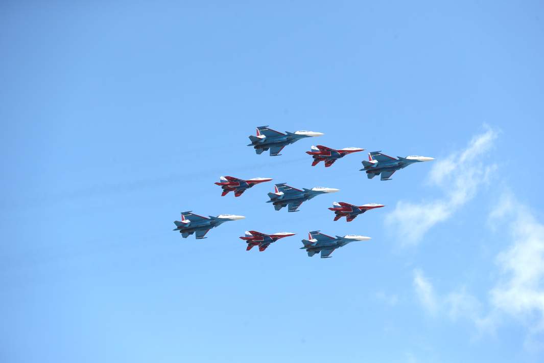 Многоцелевые истребители Су-35С (группа высшего пилотажа «Русские витязи») и многоцелевые истребители МиГ-29 (группа высшего пилотажа «Стрижи»)