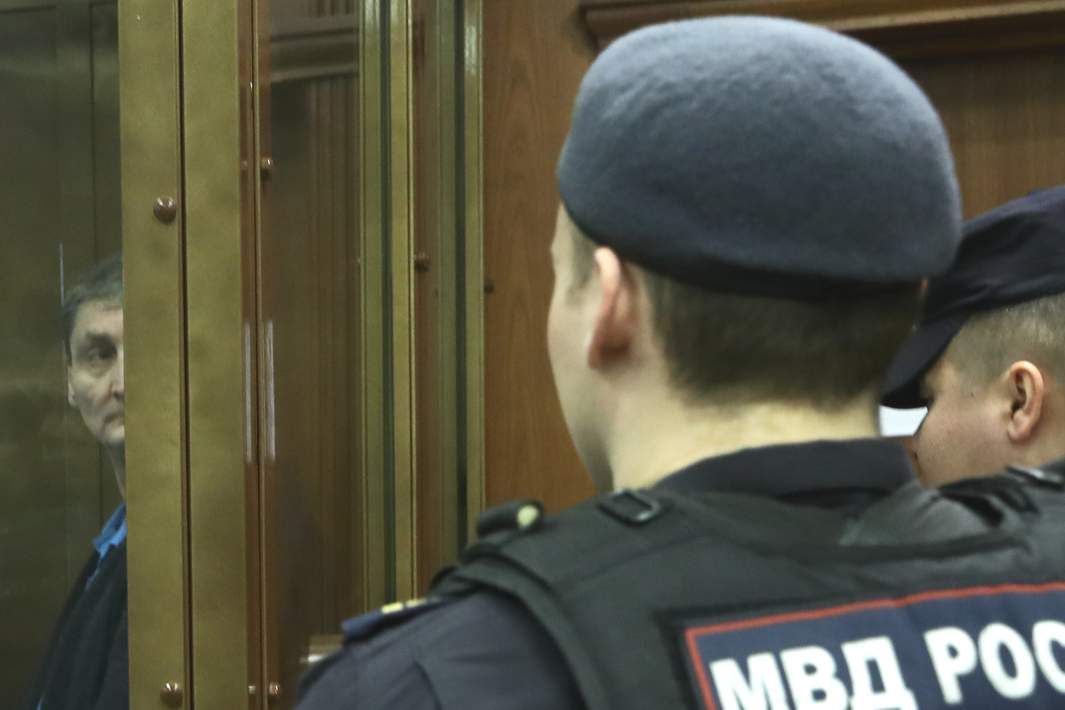 Главарь ОПГ «Таганские» Игорь Жерноклеев (слева)перед оглашением приговора в Московском городском суде