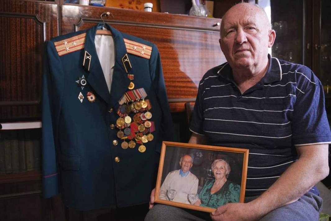 Сын ветерана Юрий Омельченко с фотографией родителей
