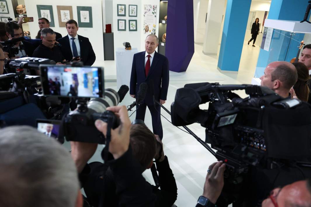 Президент РФ Владимир Путин выступает перед журналистами после телефонного разговора с президентом США Дональдом Трампом