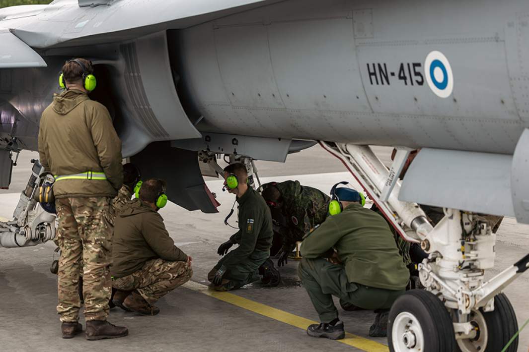 Подготовка к вылету самолета финских ВВС