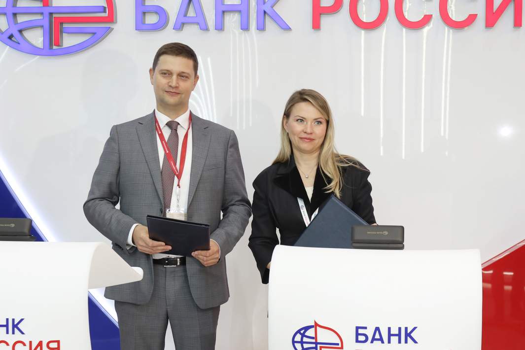 Председатель правления Банка «РОССИЯ» Татьяна Полинко и директор Ассоциации развития возобновляемой энергетики (АРВЭ) Алексей Жихарев во время подписания соглашения о сотрудничестве в рамках ПМЭФ