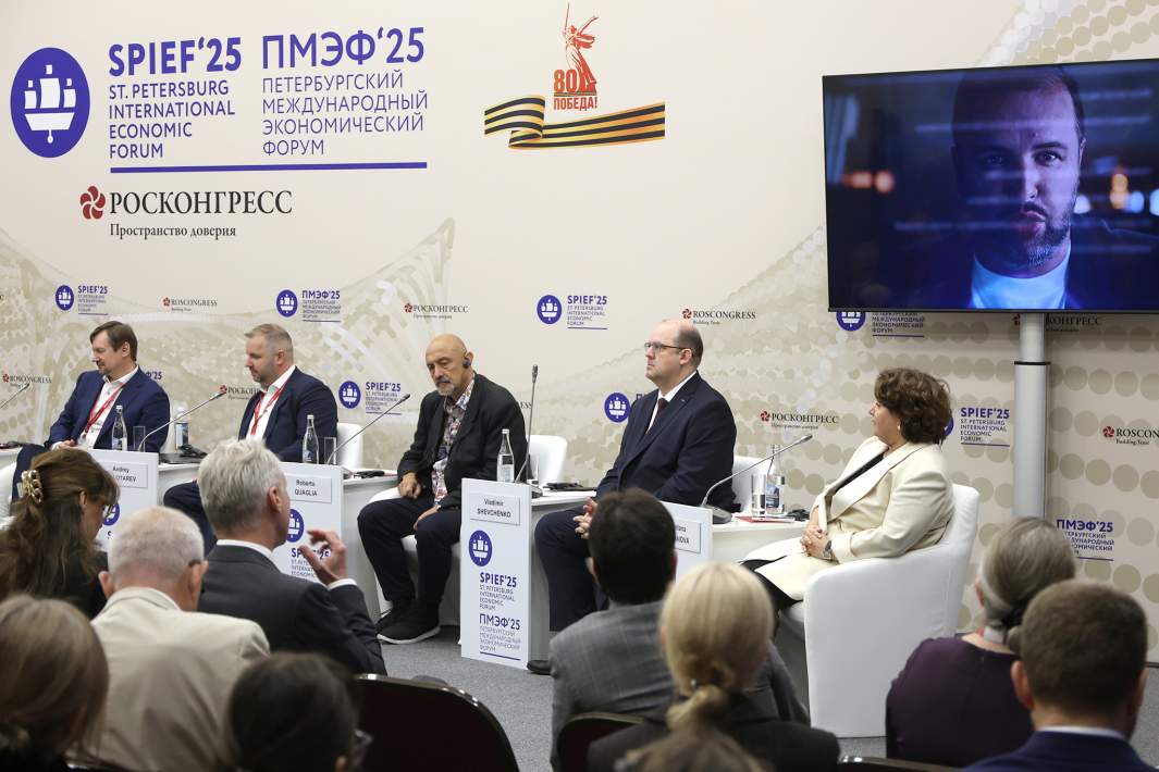Участники дискуссии «Эскизы будущего. Как смоделировать сценарии и образы "прекрасного далека"» в в рамках XXVIII Петербургского международного экономического форума
