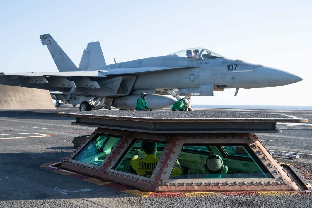 Американский истребитель-бомбардировщик F/A-18E на палубе авианосца «Джеральд Форд»