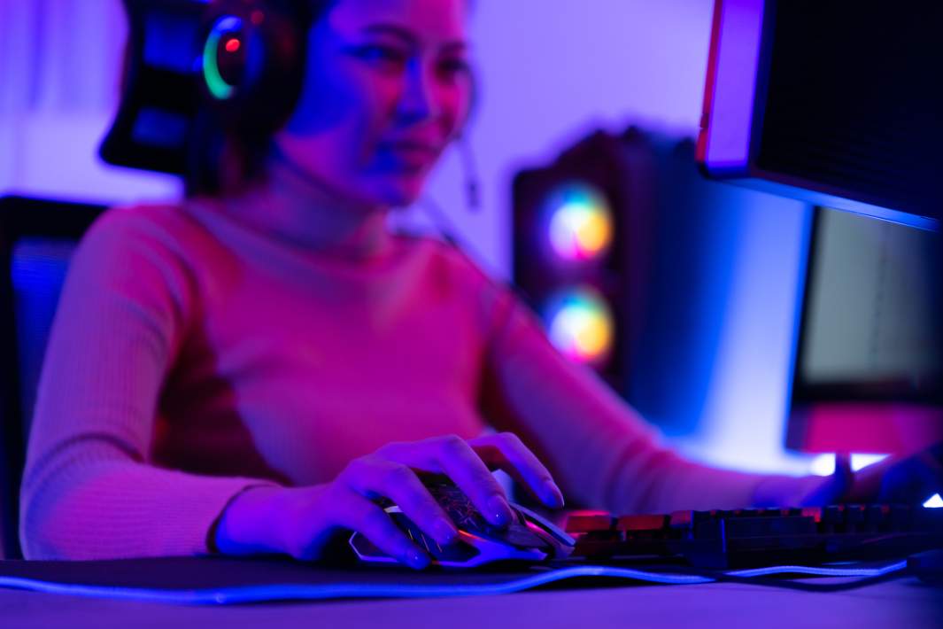 Девушка за компьютером 