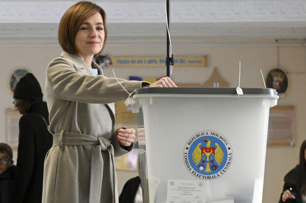 Действующий президент Молдовы и кандидат в президенты Майя Санду голосует во втором туре президентских выборов на избирательном участке в Кишиневе, Молдова, 3 ноября 2024 г