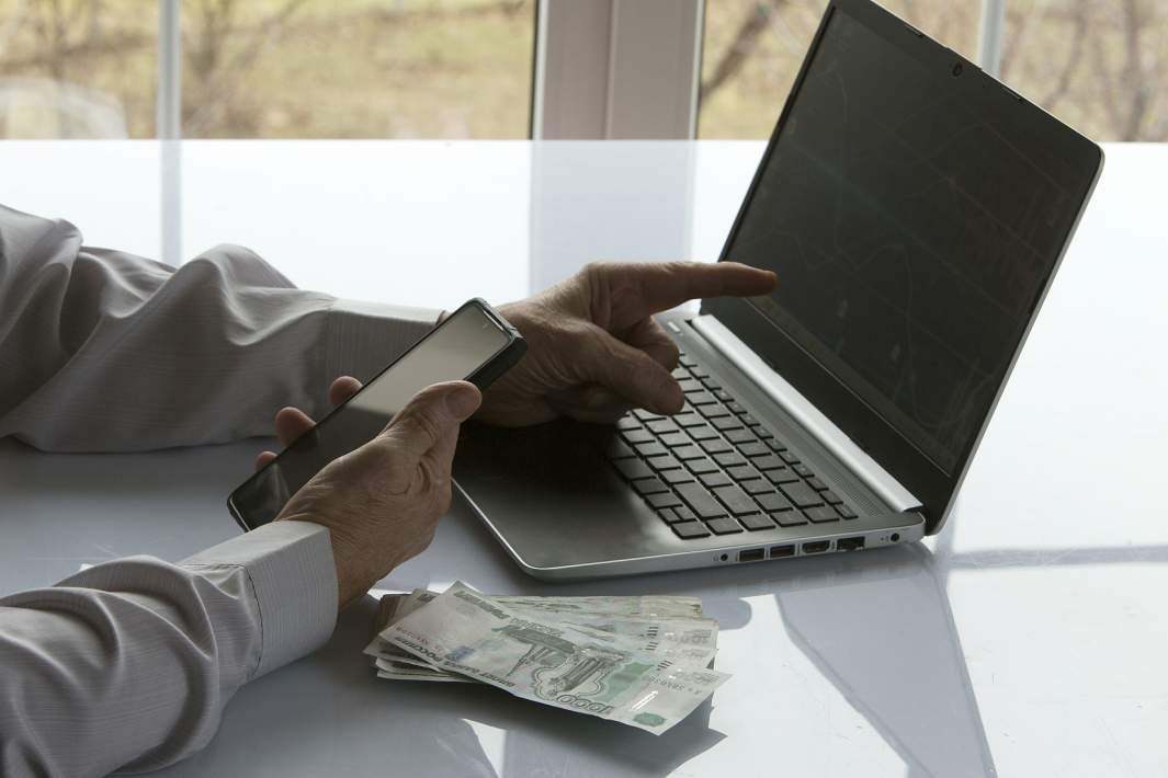 Ноутбук и наличные деньги