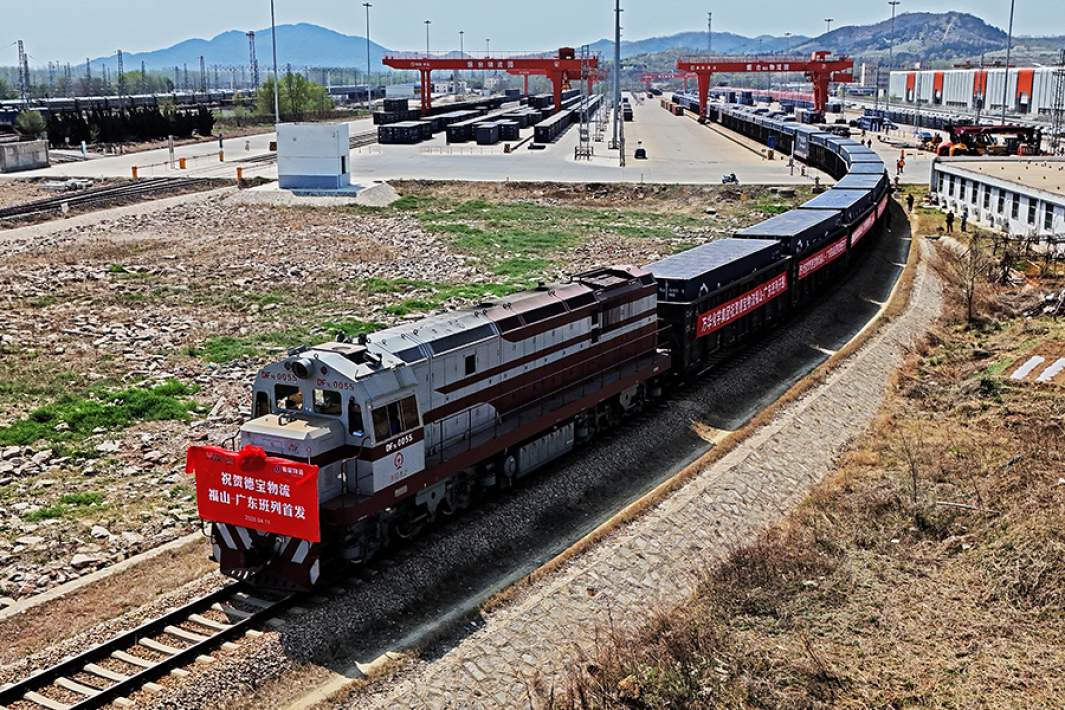 Грузовой поезд в Китае