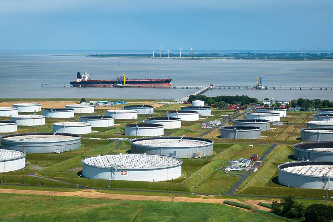 Нефтяной танкер у причала