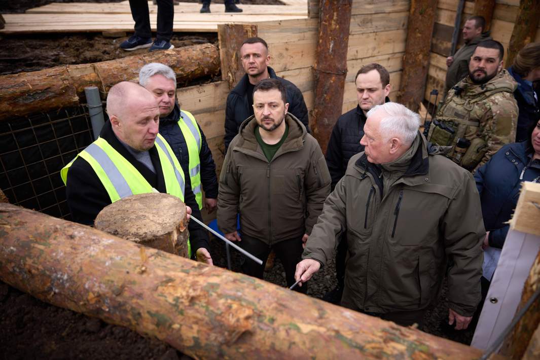 Президент Украины Владимир Зеленский проверяет ход строительства укреплений в Сумской области