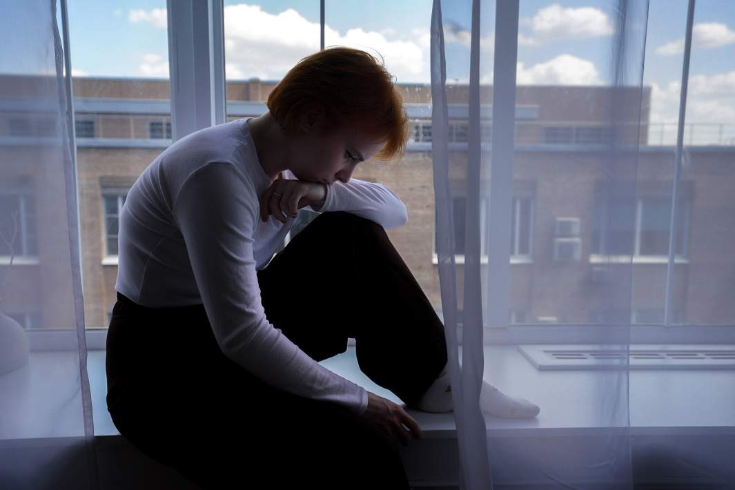 Девушка у окна