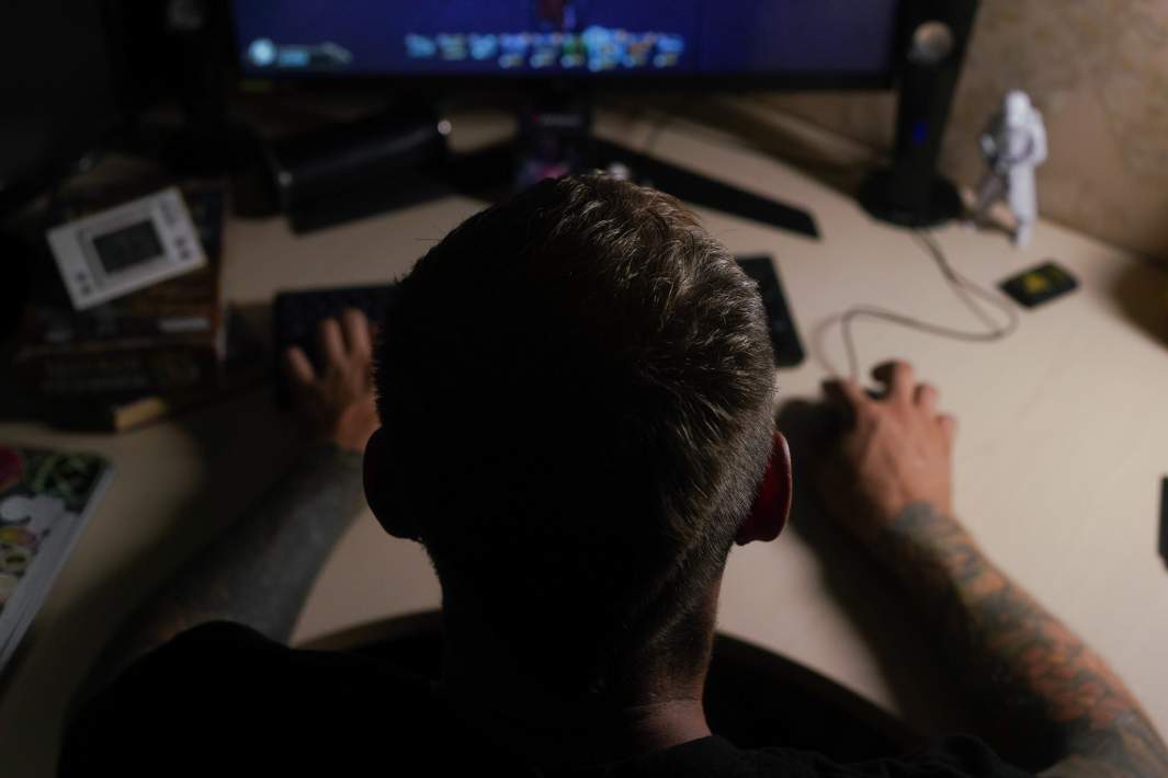 Компьютер и мужчина