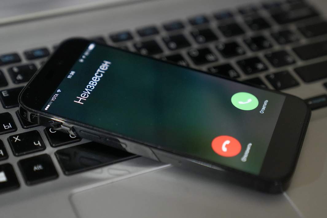 Звонок от мошенников, высвеченный на экране телефона