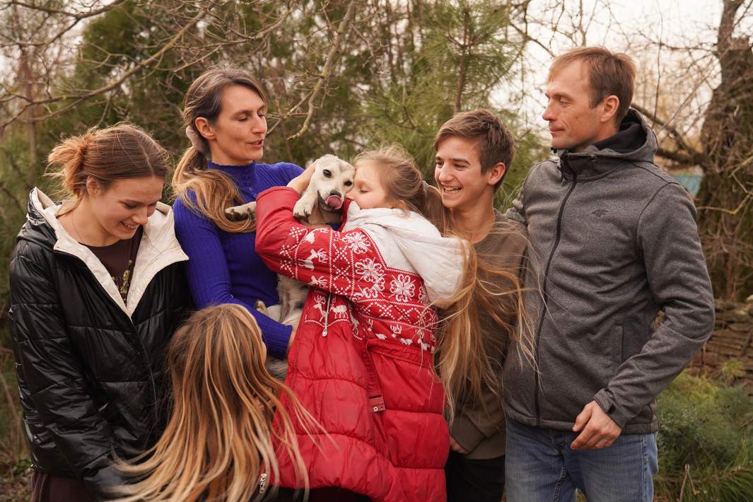 Многодетная семья Сергиенко - живут в деревне, помогают военнослужащим