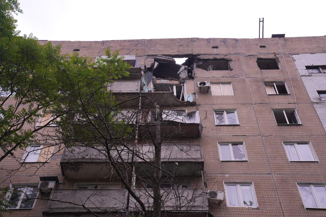 Поврежденный после обстрела дом на улице Петровского — разрушения в ближайшие два месяца будут устранены