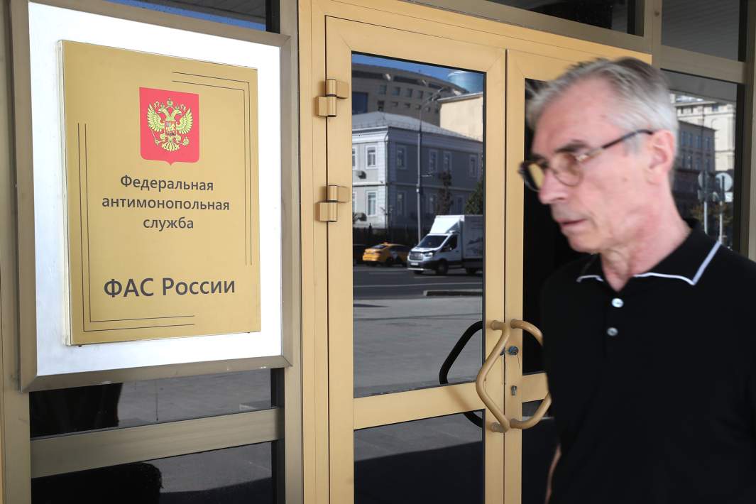 Люди проходят мимо здания Федеральной антимонопольной службы
