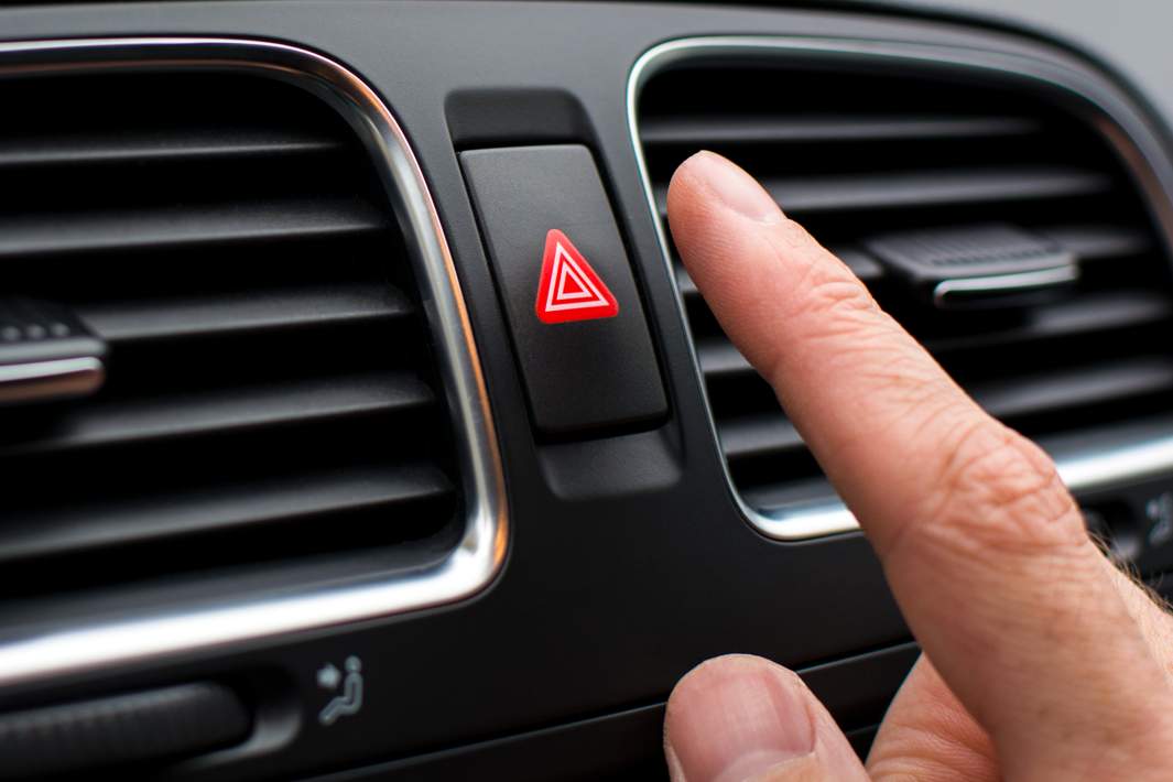 Кнопка аварийной сигнализации в салоне автомобиля