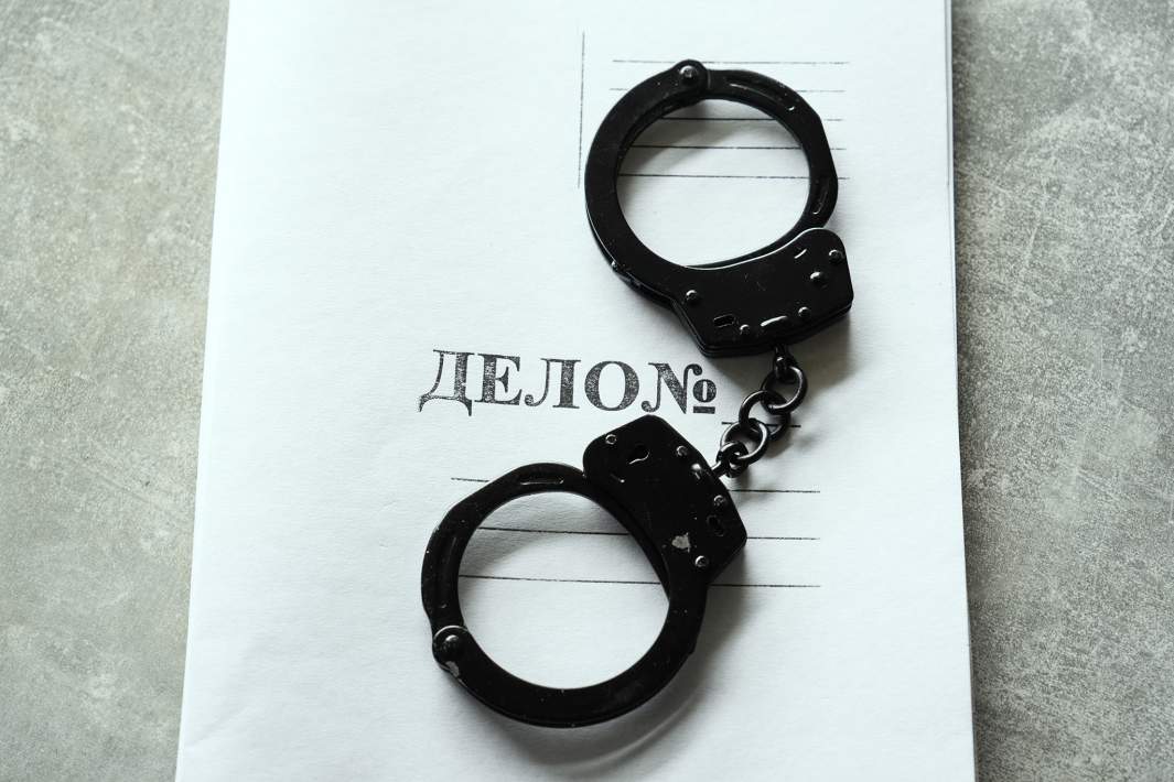 Дело, папка и наручники