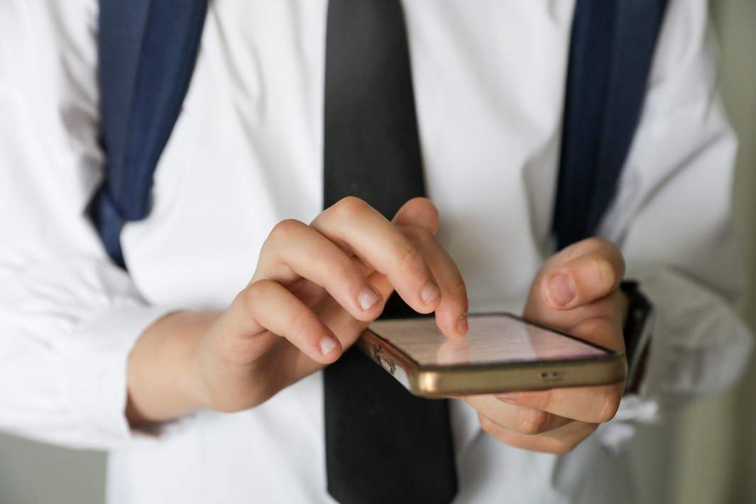 Ребенок с телефоном