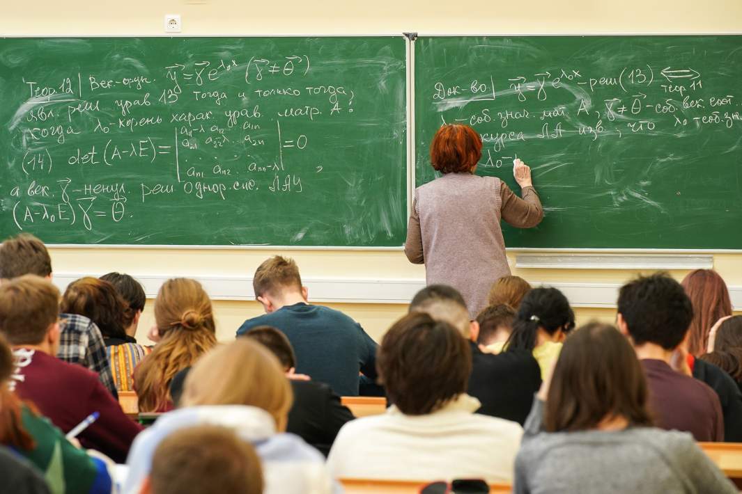 Студенты во время занятий по высшей математике