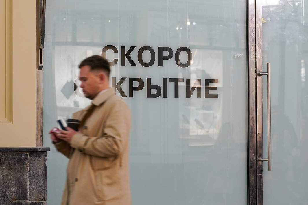 закрытые двери магазина