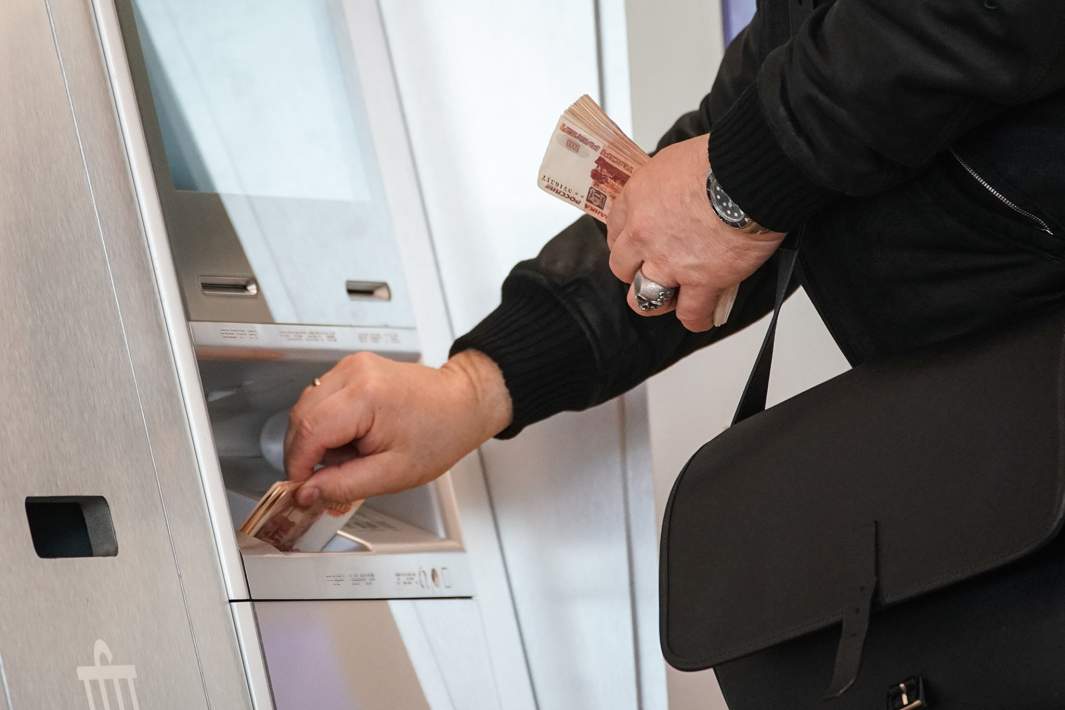 Денежные купюры в руках мужчины