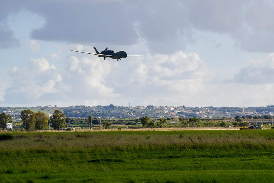 Разведывательный БПЛА НАТО RQ-4D Phoenix во время посадки