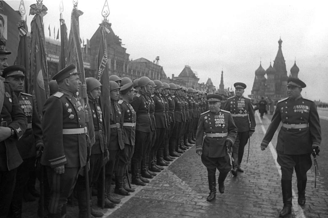 Командующий 3-й Ударной армией генерал-полковник В. И. Кузнецов приветствует воинов 1-го Белорусского фронта на Параде Победы на Красной площади 24 июня 1945 года