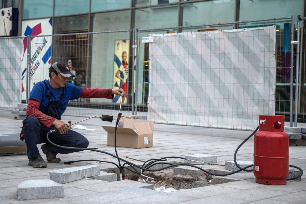 Рабочий во время реконструкции улицы