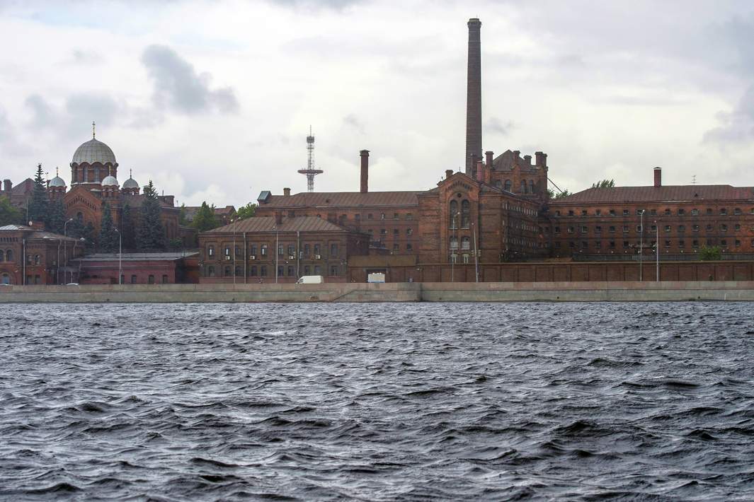 Вид на бывший следственный изолятор «Кресты»