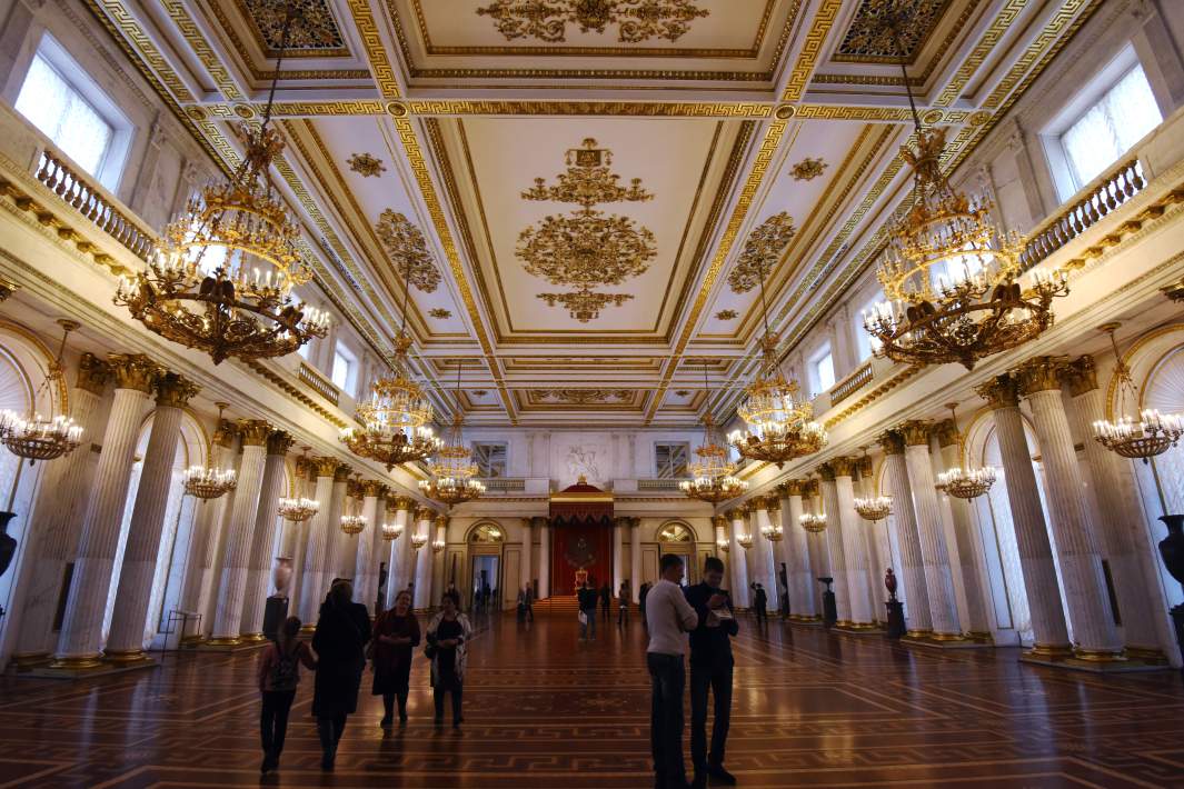 Посетители в Георгиевском зале 