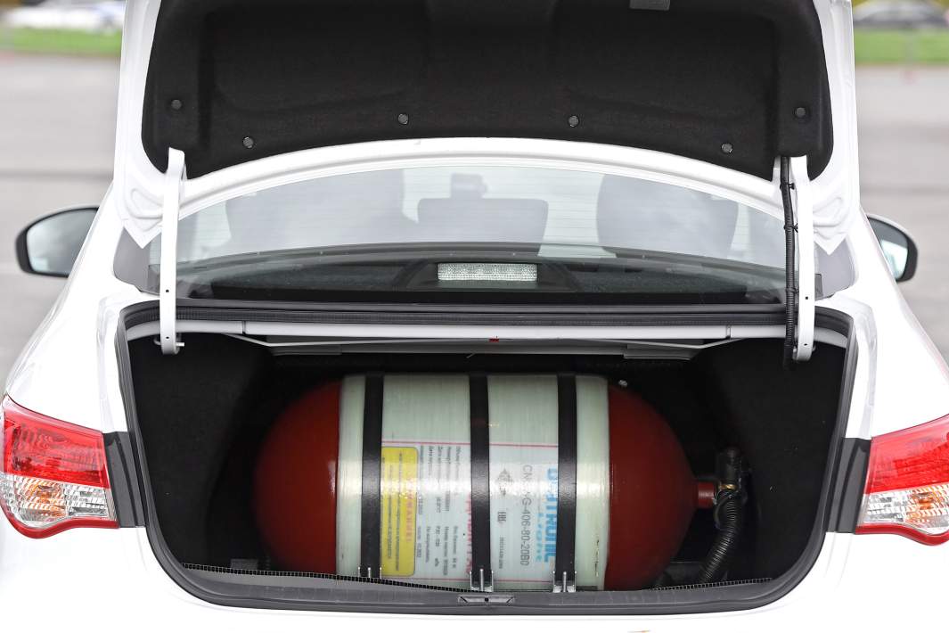 Газовый баллон в багажнике легкового автомобиля