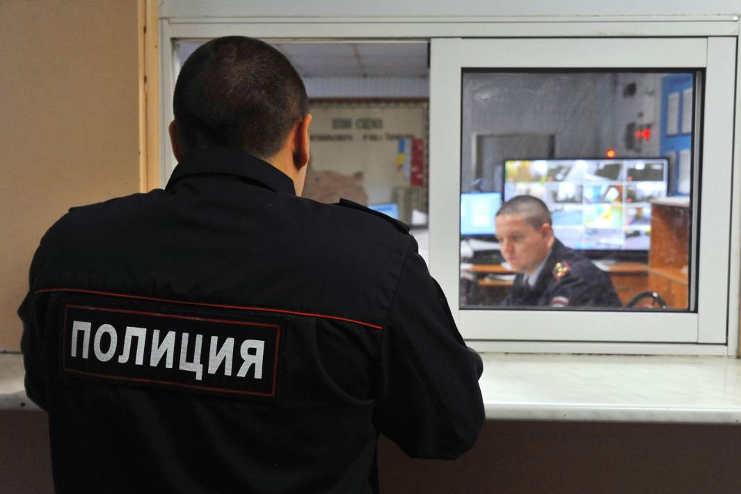 Сотрудники полиции в дежурной части 