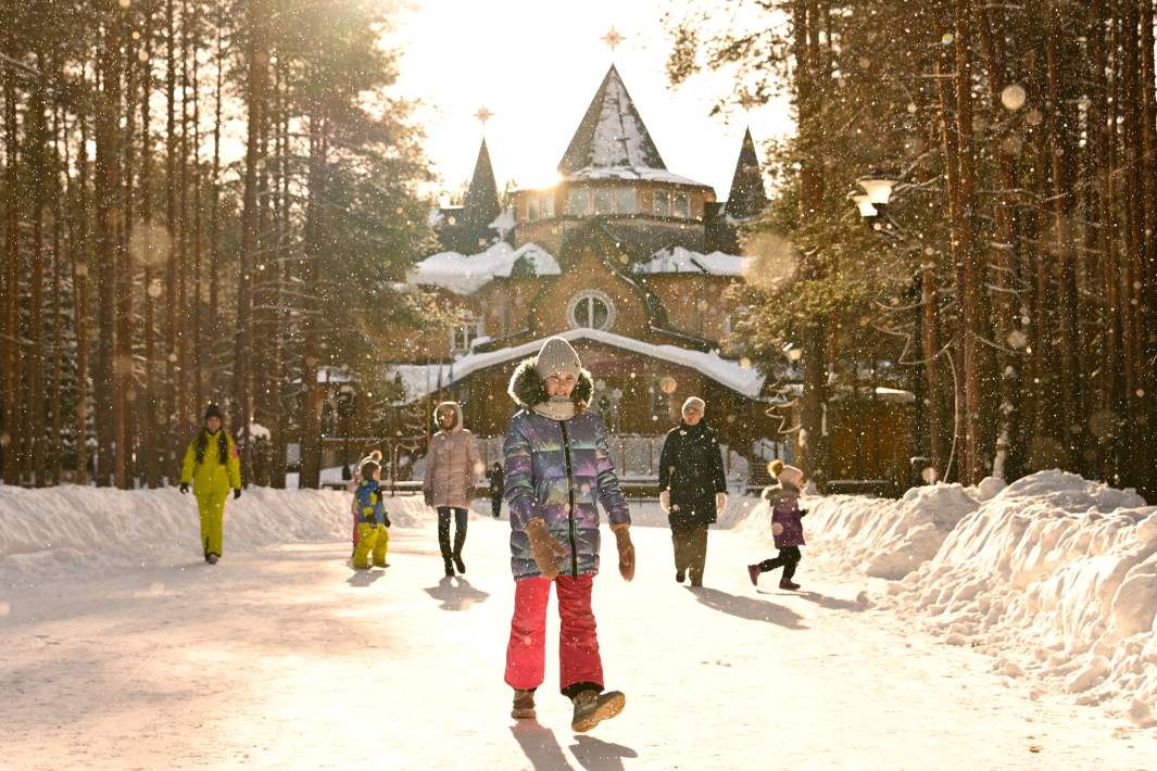 Посетители гуляют по территории вотчины Деда Мороза