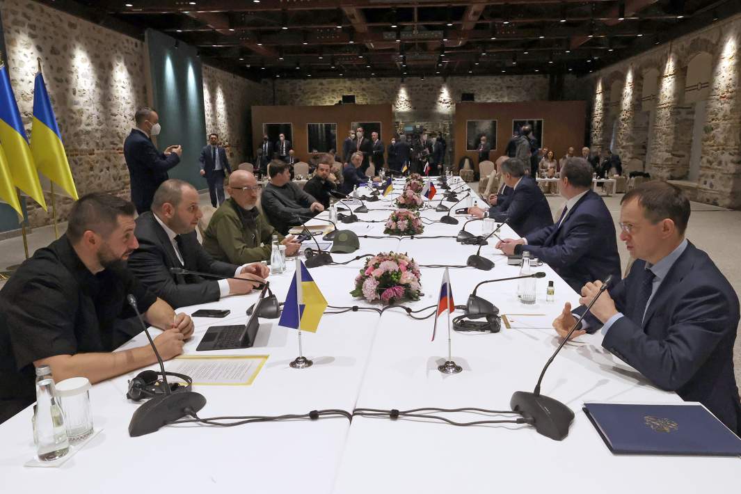 Руководитель фракции "Слуга народа" в Верховной раде Украины Давид Арахамия (слева) и помощник президента РФ Владимир Мединский во время российско-украинских переговоров во дворце Долмабахче в Стамбуле