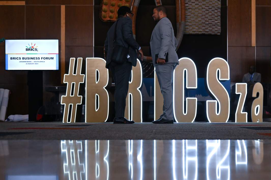 Участники бизнес-форума у логотипа саммита БРИКС