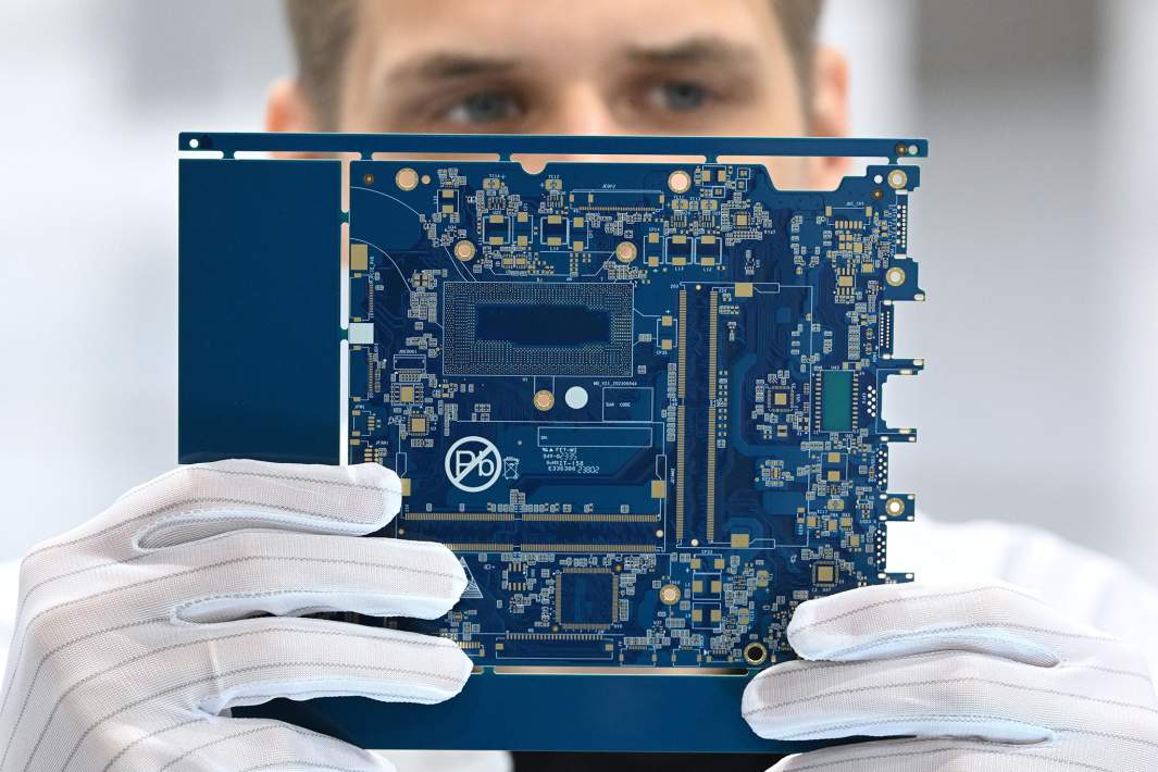 Визуальная проверка качества продукции на заводе по производству многослойных материнских плат