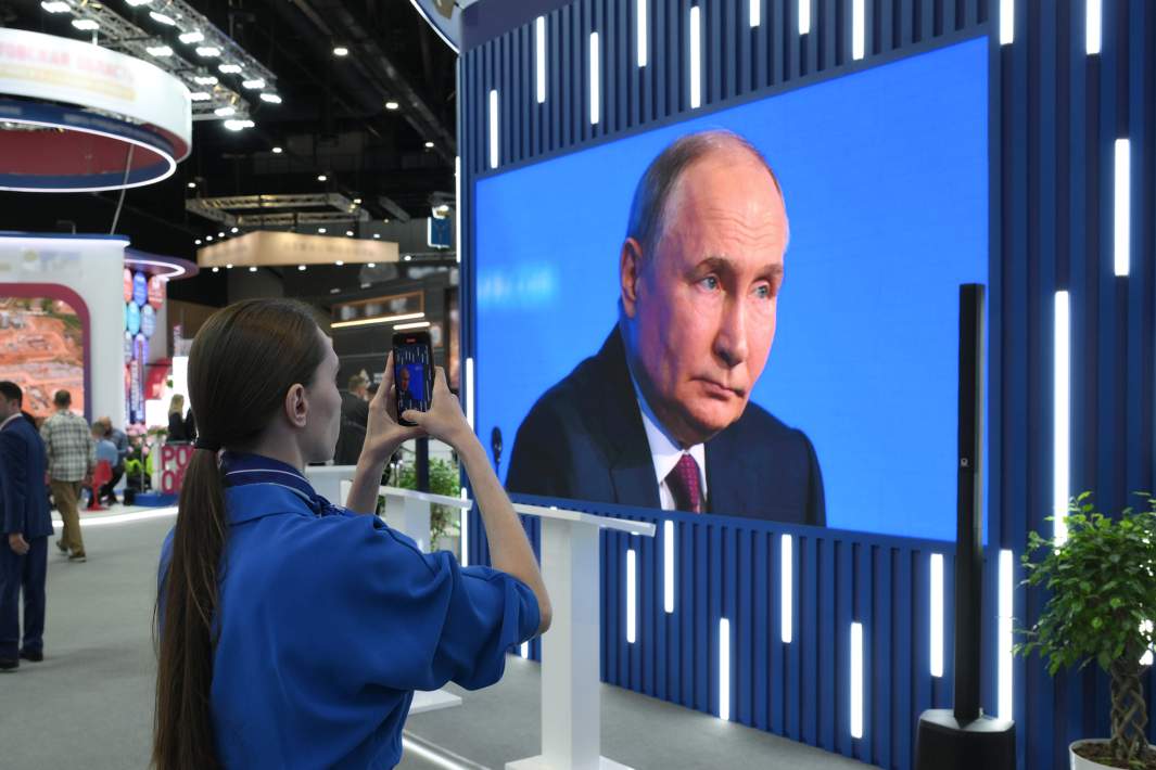 Трансляция выступления президента РФ Владимира Путина на пленарном заседании
