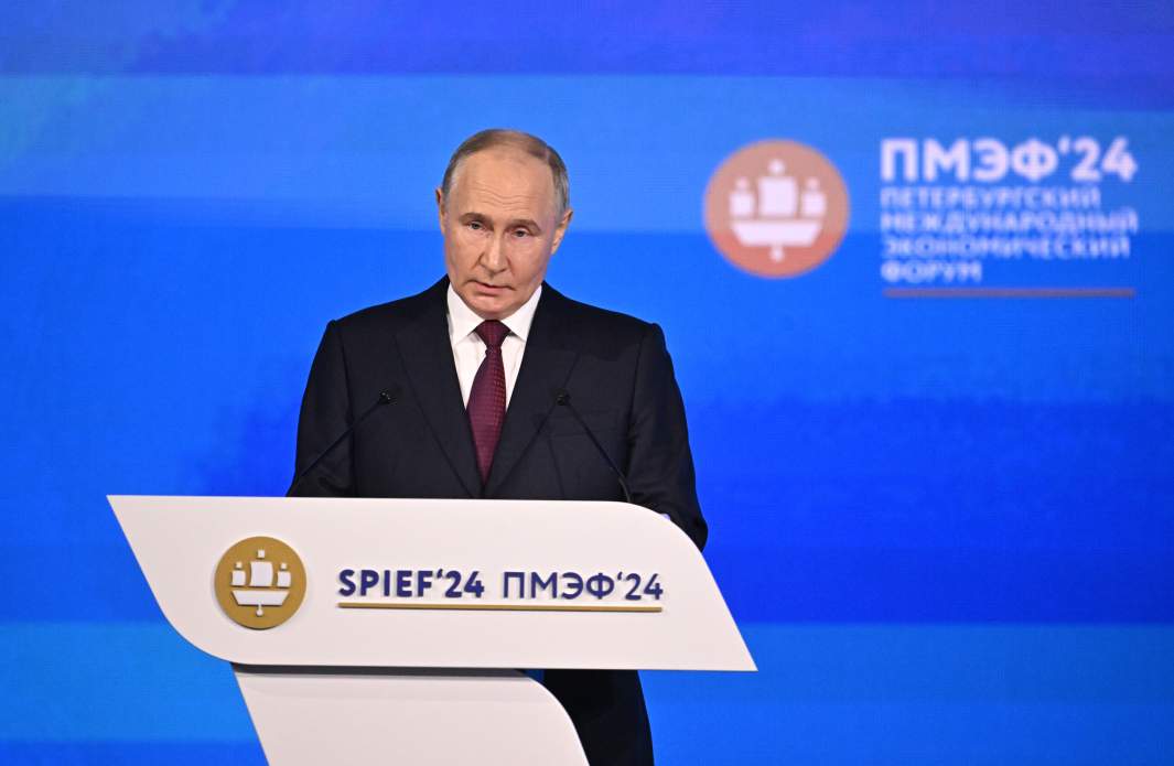 Президент РФ Владимир Путин во время пленарного заседания в рамках XXIV Петербургского международного экономического форума