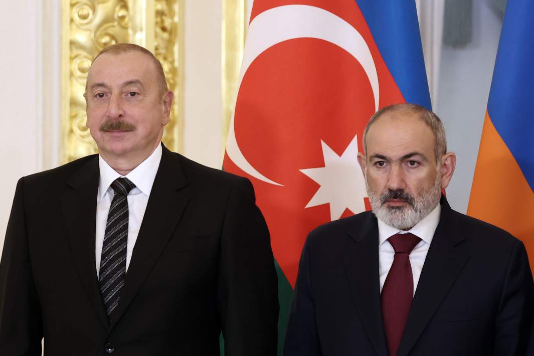 Президент Азербайджана Ильхам Алиев (слева) и премьер-министр Армении Никол Пашинян