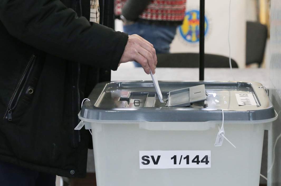 Мужчина голосует на втором туре президентских выборов в Молдавии на одном из избирательных участков
