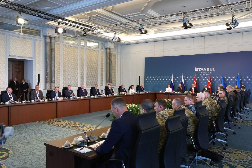 Переговоры между делегациями России и Украины во дворце Чираган в Стамбуле. 2 июня 2025 года