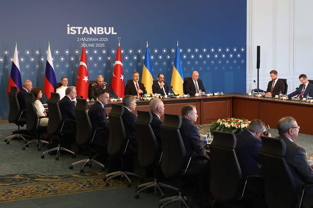 Прямые переговоры между делегациями России и Украины во дворце Чираган в Стамбуле. 2 июня 2025 года